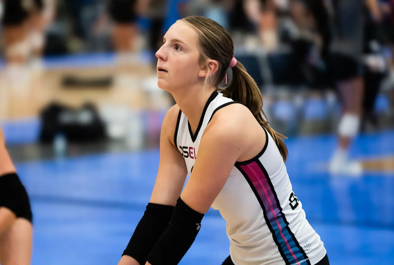 Close profile of a DS Elite player in a white uniform in ready position, eyes locked on the ball